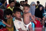 Pengungsi etnis Rohingya berjalan menuju tempat penampungan sementara di Gedung SKB Bireuen, Aceh, Senin (16/10/23). Sebanyak 36 orang pengungsi etnis Rohingya, terdiri dari 14 orang laki-laki, 12 orang perempuan dan 10 orang anak-anak ditemukan terdampar di perairan laut Matang Pasi, Kecamatan Peudada Kabupaten Bireuen, Aceh. ANTARA/Rahmad