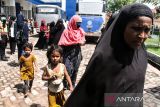 Pengungsi etnis Rohingya berjalan menuju tempat penampungan sementara di Gedung SKB Bireuen, Aceh, Senin (16/10/23). Sebanyak 36 orang pengungsi etnis Rohingya, terdiri dari 14 orang laki-laki, 12 orang perempuan dan 10 orang anak-anak ditemukan terdampar di perairan laut Matang Pasi, Kecamatan Peudada Kabupaten Bireuen, Aceh. ANTARA/Rahmad