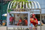 Pedagang jamu berada di samping karya foto yang di pamerkan pada ajang Bandung Photography Month di pedestrian Jalan Dalem Kaum, Bandung, Jawa Barat, Selasa (17/10/2023). Pameran yang diselenggarakan oleh Yayasan Raws Syndicate Indonesia tersebut diikuti oleh ratusan fotografer dari berbagai kota di Indonesia dan berbagai negara di Asia yang mengusung tema 