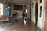 Warga terdampak banjir di Pasaman bersihkan rumah dari genangan lumpur