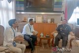 Kepala Biro Perum LKBN ANTARA Babel, Joko Susilo melakukan silaturahmi bersama Bupati Belitung Timur, Burhanudin di ruang kerja Bupati Belitung Timur, Selasa (17/10/2023). (ANTARA FOTO/APRILIANSYAH)