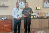 Bupati Belitung Timur, Burhanudin menerima cinderamata dari Kepala Biro Perum LKBN ANTARA Babel Joko Susilo di ruang kerja Bupati Belitung Timur, Selasa (17/10/2023). (ANTARA FOTO/APRILIANSYAH)