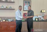 Kepala Biro Perum LKBN ANTARA Babel Joko Susilo menerima cinderamata dari Bupati Belitung Timur Burhanudin di ruang kerja Bupati Belitung Timur, Selasa (17/10/2023). (ANTARA FOTO/APRILIANSYAH)