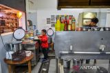 Pramusaji disabilitas membawa hidangan untuk diberikan kepada pelanggan di Restoran Iga Bakar Si Cebol, Bandung, Jawa Barat, Selasa (17/10/2023). Pemilik restoran tersebut mempekerjakan empat orang disabilitas guna menghapus stigma negatif serta sebagai salah satu pemberdayaan secara mandiri bagi penyandang disabilitas. ANTARA FOTO/Raisan Al Farisi/agr