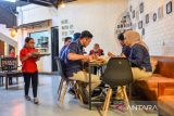 Pramusaji disabilitas membawa hidangan untuk diberikan kepada pelanggan di restoran iga bakar si cebol di Bandung, Jawa Barat, Selasa (17/10/2023). Pemilik restoran tersebut mempekerjakan empat orang disabilitas guna menghapus stigma negatif serta sebagai salah satu pemberdayaan secara mandiri bagi penyandang disabilitas. ANTARA FOTO/Raisan Al Farisi/agr