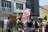 Bawaslu bersama Satpol PP Bandarlampung tertibkan APK melanggar aturan