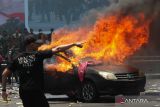 Mobil dibakar massa yang anarkistis saat simulasi Sistem Pengamanan Kota (Sispamkota) di Kodam V/Brawijaya, Surabaya, Jawa Timur, Selasa (17/10/2023). Simulasi tersebut digelar untuk menunjukkan kesiapsiagaan TNI-Polri dalam melakukan pengamanan Pemilu 2024. ANTARA Jatim/Didik Suhartono/zk 