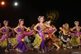 Sejumlah penari mementaskan tari kolaborasi bertajuk Panji Semirang pada ASEAN Panji Festival di Kota Kediri, Jawa Timur, Senin (16/10/2023). Tari kolaborasi seniman dari sembilan negara ASEAN tersebut diselenggarakan oleh Kementerian Pendidikan, Kebudayaan, Riset, dan Teknologi (Kemendikbudristek) sebagai upaya membuka wawasan cerita Panji sebagai warisan budaya asli nusantara yang telah mendunia. ANTARA FOTO/Prasetia Fauzani/hp/zk