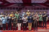 Kapolri Jenderal Pol Listyo Sigit Prabowo (tengah), Ketua KPU Hasyim Asy'ari (keempat kanan), Plh Ketua Bawaslu Lolly Suhenty (keempat kiri), dan perwakilan partai politik berfoto bersama usai Deklarasi Pemilu Damai Partai Politik Nasional Peserta Pemilu 2024 di kawasan Monas, Jakarta, Selasa (17/10/2023). Deklarasi damai yang diikuti oleh perwakilan partai politik peserta Pemilu 2024 itu bertujuan membentuk komitmen bersama dalam menjaga kelancaran, ketertiban, dan keamanan selama masa Pemilu serentak 2024. ANTARA FOTO/Aprillio Akbar/wsj.