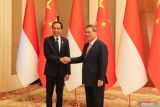 Presiden Joko Widodo (kiri) bersalaman dengan Perdana Menteri (PM) China Li Qiang saat mengadakan pertemuan bilateral di Diaoyutai State Guest House, Beijing, China, Selasa (17/10/2023). Dalam pertemuan tersebut Presiden Jokowi mengapresiasi perkembangan kemitraan strategis Indonesia-China dalam dalam 10 tahun terakhir. ANTARA FOTO/Desca Lidya Natalia/hp/zk