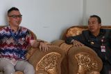 Penjabat Bupati Tapin Muhammad Syariffudin (kanan) bincang dengan Kepala Perum LKBN ANTARA Biro Kalimantan Selatan Taufik Ridwan (kiri) di rumah dinas Bupati Tapin, Rabu (18/10/2023). Pimpinan Perum LKBN ANTARA Biro Kalimantan Selatan melakukan kunjungan dalam rangka menjalin silaturahmi dengan Penjabat Bupati Tapin sekaligus menguatkan komitmen sinergi membangun daerah. ANTARA/Muhammad Fauzi Fadilah