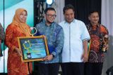 Wali Kota Makassar meraih penghargaan KPID Award 2023