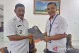 Kepala Biro Perum LKBN Antara Biro Provinsi Bangka Belitung Joko Susilo memberikan cinderamata kepada Bupati Belitung Sahani Saleh, Rabu (18/10/2023). (ANTARA FOTO/Apriliansyah)