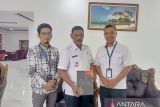 Kepala Biro Perum LKBN Antara Biro Provinsi Bangka Belitung Joko Susilo memberikan cinderamata kepada Bupati Belitung Sahani Saleh, Rabu (18/10/2023). (ANTARA FOTO/Apriliansyah)