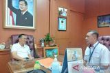 Kepala Biro Perum LKBN Antara Biro Provinsi Bangka Belitung Joko Susilo bersilaturahmi bersama Wakil Bupati Belitung Isyak Meirobie, Rabu (18/10/2023). (ANTARA FOTO/Apriliansyah)