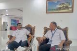 Kepala Biro Perum LKBN Antara Biro Provinsi Bangka Belitung Joko Susilo bersilaturahmi bersama Bupati Belitung Sahani Saleh, Rabu (18/10/2023). (ANTARA FOTO/Apriliansyah)