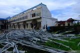 Ponpes di Kalbar diterjang angin puting beliung. Suasana Pondok Pesantren Al Dakwah Madinatul Quran yang rusak diterjang angin puting beliung di Kecamatan Sungai Kakap, Kabupaten Kubu Raya, Kalimantan Barat, Rabu (18/10/2023). Angin puting beliung yang terjadi selama sekitar lima menit pada Selasa (17/10/2023) itu mengakibatkan sejumlah ruang belajar, asrama santriwati, koperasi dan kamar mandi di ponpes tersebut rusak berat. ANTARA FOTO/Jessica WuysangAntara Foto/Jessica Wuysang (Antara Foto/Jessica Wuysang)