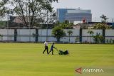 Petugas melakukan perawatan rumput di Stadion Sidolig, Bandung, Jawa Barat, Rabu (18/10/2023). Stadion Sidolig menjadi salah satu venue latihan bagi tim dari negara yang akan berlaga pada FIFA World Cup U-17 pada November mendatang. ANTARA FOTO/Raisan Al Farisi/agr