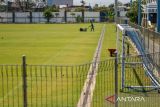 Petugas melakukan perawatan rumput di Stadion Sidolig, Bandung, Jawa Barat, Rabu (18/10/2023). Stadion Sidolig menjadi salah satu venue latihan bagi tim dari negara yang akan berlaga pada FIFA World Cup U-17 pada November mendatang. ANTARA FOTO/Raisan Al Farisi/agr