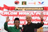 Bakal calon presiden Ganjar Pranowo (kanan) dan bakal calon wakil presiden Mahfud MD (kanan) melambaikan tangan saat pengumuman bakal calon wakil presiden pada Pilpres 2024 di kantor DPP PDI Perjuangan, Jakarta, Rabu (18/10/2023). Mahfud MD secara resmi telah ditunjuk sebagai bakal calon wakil presiden (cawapres) pendamping Ganjar Pranowo yang diusung empat partai koalisi yakni PDI Perjuangan, PPP, Partai Hanura dan Partai Perindo. ANTARA FOTO/M Risyal Hidayat/wsj.