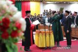 Prosesi pelantikan Zulfadhli pada rapat paripurna pengambilan sumpah dan pelantikan ketua Dewan Perwakilan Rakyat Aceh (DPRA) masa jabatan 2019-2024 di ruang rapat DPRA, Banda Aceh, Aceh, Kamis (19/10/2023). Zulfadhli alias Abang Samalanga diusulkan Partai Aceh sebagai Ketua DPRA menggantikan Saiful Bahri alias Pon Yaya. ANTARA/Irwansyah Putra