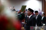 Prosesi pelantikan Zulfadhli pada rapat paripurna pengambilan sumpah dan pelantikan ketua Dewan Perwakilan Rakyat Aceh (DPRA) masa jabatan 2019-2024 di ruang rapat DPRA, Banda Aceh, Aceh, Kamis (19/10/2023). Zulfadhli alias Abang Samalanga diusulkan Partai Aceh sebagai Ketua DPRA menggantikan Saiful Bahri alias Pon Yaya. ANTARA/Irwansyah Putra