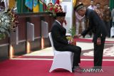 Prosesi pelantikan Zulfadhli pada rapat paripurna pengambilan sumpah dan pelantikan ketua Dewan Perwakilan Rakyat Aceh (DPRA) masa jabatan 2019-2024 di ruang rapat DPRA, Banda Aceh, Aceh, Kamis (19/10/2023). Zulfadhli alias Abang Samalanga diusulkan Partai Aceh sebagai Ketua DPRA menggantikan Saiful Bahri alias Pon Yaya. ANTARA/Irwansyah Putra