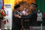 Prosesi pelantikan Zulfadhli pada rapat paripurna pengambilan sumpah dan pelantikan ketua Dewan Perwakilan Rakyat Aceh (DPRA) masa jabatan 2019-2024 di ruang rapat DPRA, Banda Aceh, Aceh, Kamis (19/10/2023). Zulfadhli alias Abang Samalanga diusulkan Partai Aceh sebagai Ketua DPRA menggantikan Saiful Bahri alias Pon Yaya. ANTARA/Irwansyah Putra