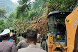 BPBD Pasaman Barat bersihkan bagian jalan terdampak longsor di Talamau (Video)