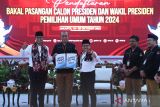 Pasangan bakal calon presiden dan wakil presiden Anies Baswedan (kiri) dan Muhaimin Iskandar (ketiga kanan) menyerahkan berkas syarat pencalonan menjadi calon presiden dan calon wakil presiden kepada Ketua KPU Hasyim Asy'ari (kedua kiri) di Kantor KPU, Jakarta, Kamis (19/10/2023). ANTARA FOTO/Akbar Nugroho Gumay/wsj.