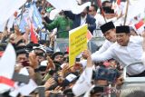 Pasangan bakal calon presiden Anies Baswedan bersama bakal calon wakil presiden Muhaimin Iskandar menyalami para pendukungnya saat melakukan pawai bersama simpatisan mereka sebelum mendaftarkan diri ke KPU di Jakarta, Kamis (19/10/2023). ANTARA FOTO/Indrianto Eko Suwarso/wsj.