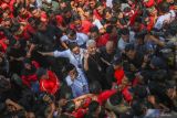 Bakal calon presiden Ganjar Pranowo (kanan) didampingi bakal calon wakil presiden Mahfud MD (kiri) bersama para pendukungnya tiba di Gedung KPU, Jakarta, Kamis (19/10/2023). Pasangan bakal capres dan bakal cawapres yang diusung koalisi PDIP, PPP, Perindo, dan Hanura tersebut mendaftarkan diri mereka sebagai peserta dalam Pemilihan Presiden (Pilpres) 2024. ANTARA FOTO/Aditya Pradana Putra/foc/zk