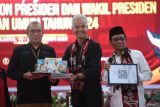 Bakal pasangan calon presiden dan wakil presiden Ganjar Pranowo (tengah) dan Mahfud MD (kanan) menyerahkan syarat pencalonan menjadi presiden dan wakil presiden kepada Ketua KPU Hasyim Asy'ari saat Pendaftaran Pasangan Calon Presiden dan Wakil Presiden Pemilu Tahun 2024 di Kantor KPU, Jakarta, Kamis (19/10/2023). ANTARA FOTO/Akbar Nugroho Gumay/foc