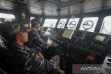 Anggota TNI AL memeriksa kapal milik nelayan saat melakukan patroli laut terpadu di Perairan Laut Lhokseumawe, Aceh, Kamis (19/10/2023). Patroli tersebut dilakukan untuk mencegah masuknya narkoba melalui jalur laut, illegal fishing sekaligus upaya Lanal Lhokseumawe mengantisipasi aksi penyeludupan etnis rohingya dan warga Banglades melalui perairan Selat Malaka yang selama ini marak terdampar ke Aceh. ANTARA/Rahmad