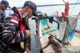 Anggota TNI AL memeriksa kapal milik nelayan saat melakukan patroli laut terpadu di Perairan Laut Lhokseumawe, Aceh, Kamis (19/10/2023). Patroli tersebut dilakukan untuk mencegah masuknya narkoba melalui jalur laut, illegal fishing sekaligus upaya Lanal Lhokseumawe mengantisipasi aksi penyeludupan etnis rohingya dan warga Banglades melalui perairan Selat Malaka yang selama ini marak terdampar ke Aceh. ANTARA/Rahmad