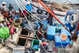 Anggota TNI AL memeriksa kapal milik nelayan saat melakukan patroli laut terpadu di Perairan Laut Lhokseumawe, Aceh, Kamis (19/10/2023). Patroli tersebut dilakukan untuk mencegah masuknya narkoba melalui jalur laut, illegal fishing sekaligus upaya Lanal Lhokseumawe mengantisipasi aksi penyeludupan etnis rohingya dan warga Banglades melalui perairan Selat Malaka yang selama ini marak terdampar ke Aceh. ANTARA/Rahmad