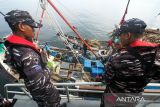 Anggota TNI AL memeriksa kapal milik nelayan saat melakukan patroli laut terpadu di Perairan Laut Lhokseumawe, Aceh, Kamis (19/10/2023). Patroli tersebut dilakukan untuk mencegah masuknya narkoba melalui jalur laut, illegal fishing sekaligus upaya Lanal Lhokseumawe mengantisipasi aksi penyeludupan etnis rohingya dan warga Banglades melalui perairan Selat Malaka yang selama ini marak terdampar ke Aceh. ANTARA/Rahmad