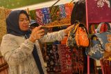 Pedagang menjual produk pakaian batik melalui platform sosial media di Kota Bengkulu, Bengkulu, Kamis (19/10/2023). Kementerian Koperasi dan UKM menargetkan sebanyak 30 juta produk Usaha Mikro Kecil Menengah (UMKM) terhubung ke ekosistem digital pada tahun 2024 atau lebih besar dibandingkan tahun 2023 yang masih berjumlah 22 juta produk. ANTARA FOTO/Muhammad Izfaldi/Spt.