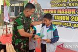 Komandan Kodim 0413/Bangka Kolonel ARM Fristya Andrean Gitrias , S.H., M.M saat memberikan penghargaan kepada siswa yang berprestasi di SD Negeri 45 Pangkalpinang,  Jumat (20/10). (Antara/ Rustam)