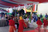 Siswa-siswi SD Negeri 45 saat menampilkan tarian saat menyambut kedatangan para tamu undangan pada  Kegiatan Dapur Masuk Sekolah di Pangkalpinang, Jumat (20/10). (Antara/ Rustam)