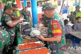 Kodim 0413 Bangka melaksanakan Kegiatan Dapur Masuk Sekolah, dimana program ini merupakan program Unggulan Kodam II/Sriwijaya Tahun 2023 dalam upaya pemenuhan gizi anak menuju generasi Emas 2045 yang di gelar SD Negeri 45 Kota Pangkalpinang Provinsi Kepulauan Bangka Belitung pada Jumat (20/10).  (Antara/ Rustam)