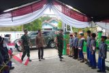Komandan Kodim 0413/Bangka Kolonel ARM Fristya Andrean Gitrias, S.H., M.M saat tiba di SD Negeri 45 Pangkalpinang yang disambut oleh siswa-siswi pada Jumat (20/10). (Antara/ Rustam)