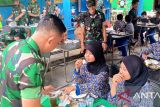 Komandan Kodim 0413/Bangka Kolonel ARM Fristya Andrean Gitrias, S.H., M.M saat memberikan makanan kepada siswa  SD Negeri 45 Pangkalpinang,  Jumat (20/10). (Antara/ Rustam)
