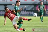 Pesepak bola Bali United Ricky Fajrin (kiri) berebut bola dengan pesepak bola Persebaya Surabaya Sho Yamamoto (kanan) saat pertandingan Liga 1 2023/2024 di Stadion Kapten I Wayan Dipta, Gianyar, Bali, Jumat (20/10/2023). ANTARA FOTO/Fikri Yusuf/wsj.