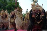 Sejumlah pemuda menampilkan Tari Barong saat pagelaran seni rangkaian HUT ke-14 Mangupura di Pusat Pemerintahan (Puspem) Kabupaten Badung, Bali, Jumat (20/10/2023). Kegiatan yang diikuti ratusan pemuda-pemudi yang merupakan perwakilan dari desa-desa se-Kabupaten Badung tersebut untuk meningkatkan kreativitas dan sebagai upaya pelestarian seni budaya. ANTARA FOTO/Nyoman Hendra Wibowo/wsj.