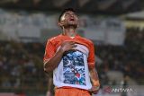 Pesepak bola Persiraja Ramadhan selebrasi usai mencetak gol ke gawang Semen Padang saat pertandingan Pegadaian Liga 2 di Stadion Harapan Bangsa, Banda Aceh, Aceh, Sabtu (21/10/2023). Pertandingan lanjutan Pegadaian Liga 2 Indonesia 2023 antara Persiraja Banda Aceh melawan Semen Padang itu berakhir dengan skor 1-0 dengan kemenangan Persiraja Banda Aceh. ANTARA/Khalis Surry