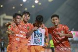 Selebrasi pemain Persiraja usai gol tunggal Ramadhan (kedua kanan) ke gawang Semen Padang saat pertandingan Pegadaian Liga 2 di Stadion Harapan Bangsa, Banda Aceh, Aceh, Sabtu (21/10/2023). Pertandingan lanjutan Pegadaian Liga 2 Indonesia 2023 antara Persiraja Banda Aceh melawan Semen Padang itu berakhir dengan skor 1-0 dengan kemenangan Persiraja Banda Aceh. ANTARA/Khalis Surry