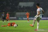 Penjaga gawang Semen Padang Fakhrurrazi menendang bola saat pertandingan Pegadaian Liga 2 di Stadion Harapan Bangsa, Banda Aceh, Aceh, Sabtu (21/10/2023). Pertandingan lanjutan Pegadaian Liga 2 Indonesia 2023 antara Persiraja Banda Aceh melawan Semen Padang itu berakhir dengan skor 1-0 dengan kemenangan Persiraja Banda Aceh. ANTARA/Khalis Surry