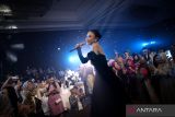  Penyanyi Yuni Shara bernyanyi pada acara Memorabilia Intimate Dinner 2023 di Surabaya, Jawa Timur, Jumat (20/10/2023) malam. Yuni Shara membawakan sejumlah lagu diantaranya Desember Kelabu, Hilang Permataku, dan Kucari Jalan Terbaik. ANTARA Jatim/Rizal Hanafi/zk