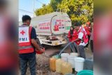 PMI Jeneponto mendistribusikan air bersih untuk warga Tolo Kota